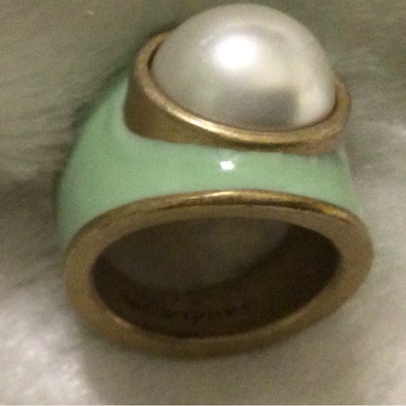 ☘️Lia Sophia Green Enamel Large Faux Pearl Ring - Picture 4 of 5